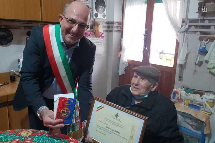 Due guerre mondiali e una pandemia: Bosa festeggia tziu Franziscu Sedda, 104 anni