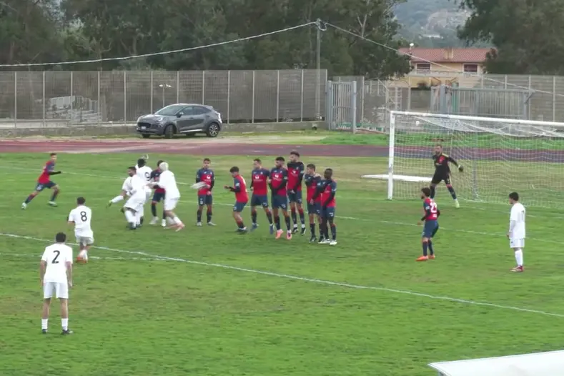 Calcio di punizione di Donati in Arzachena-Coghinas (foto Ilenia Giagnoni)