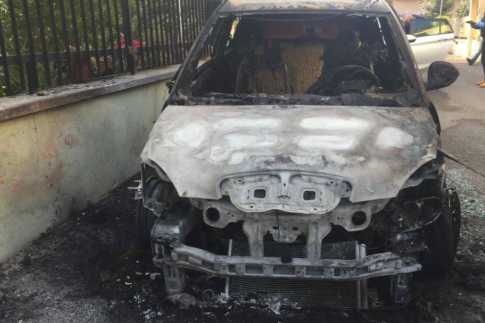 Oristano, auto incendiata alla giornalista: solidarietà dal governatore Solinas e dal mondo dell'informazione