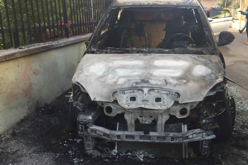 L'auto distrutta (foto L'Unione Sarda - Sanna)