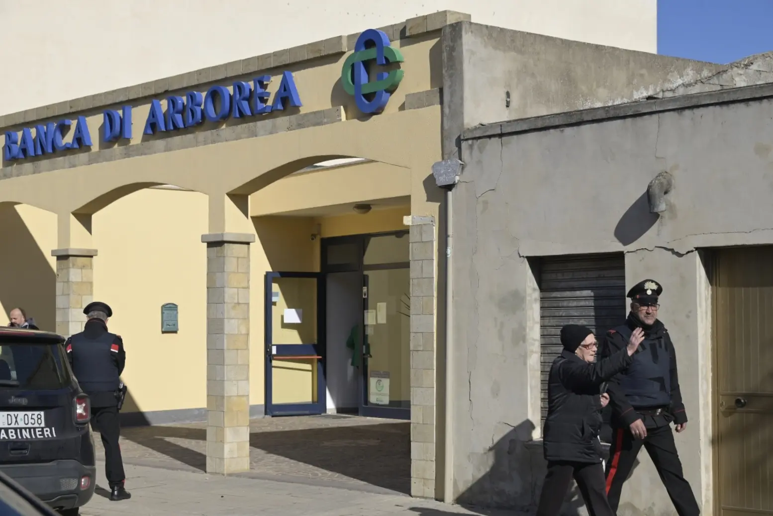 La tentata rapina in banca a Santa Giusta (foto Chergia)