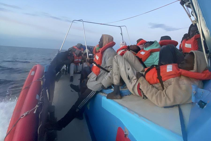 Nell’Agrigentino il porto sicuro per Sea Watch, la Ong: «Troppo lontano, profughi esausti»