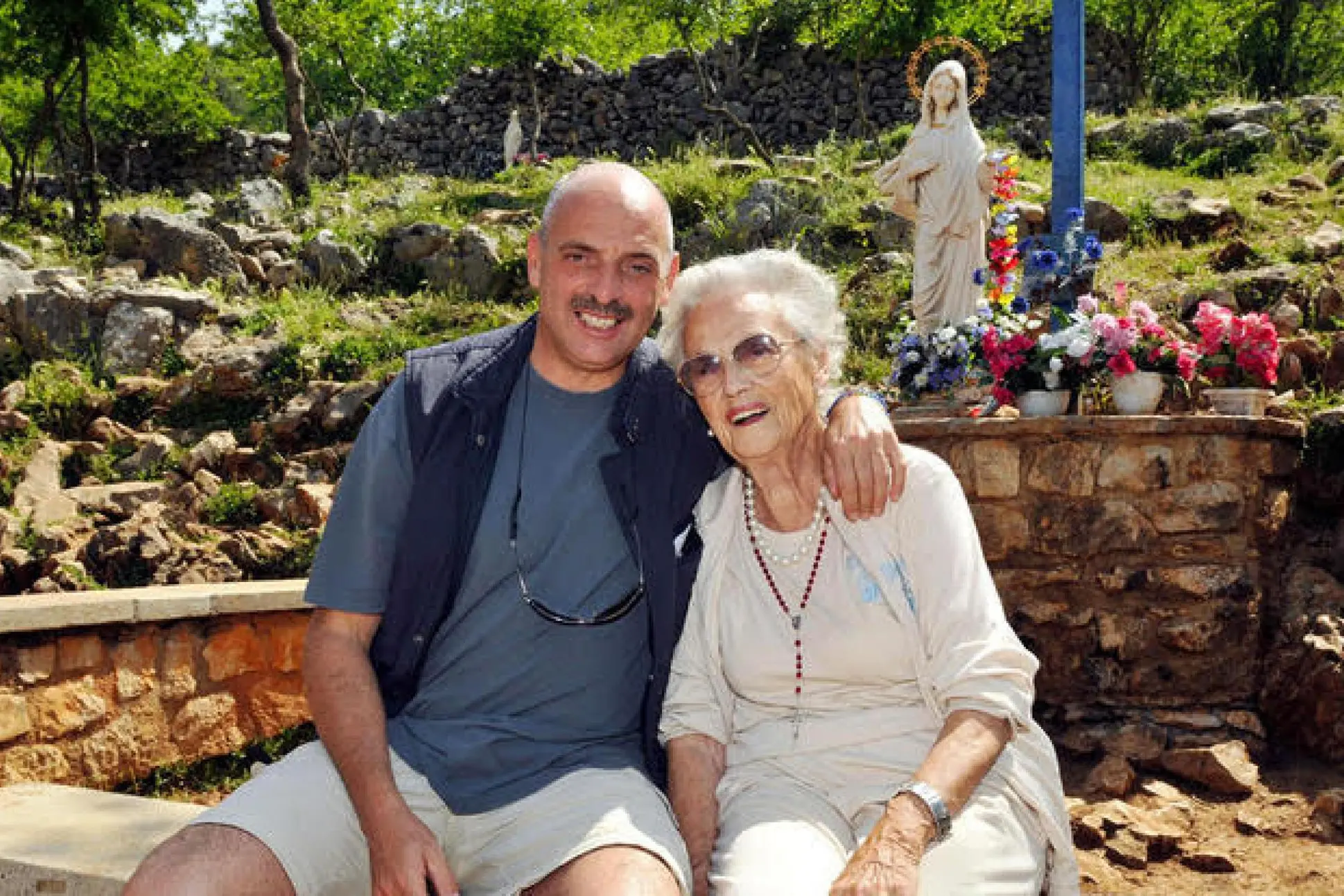 Paolo Brosio e la madre Anna Marcacci (Ansa)