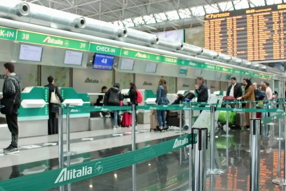 Check in Alitalia (Ansa)