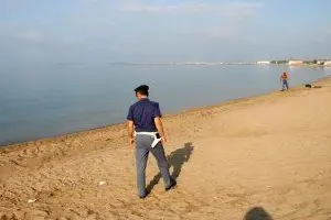 Un agente di polizia sulla spiaggia di Torregrande