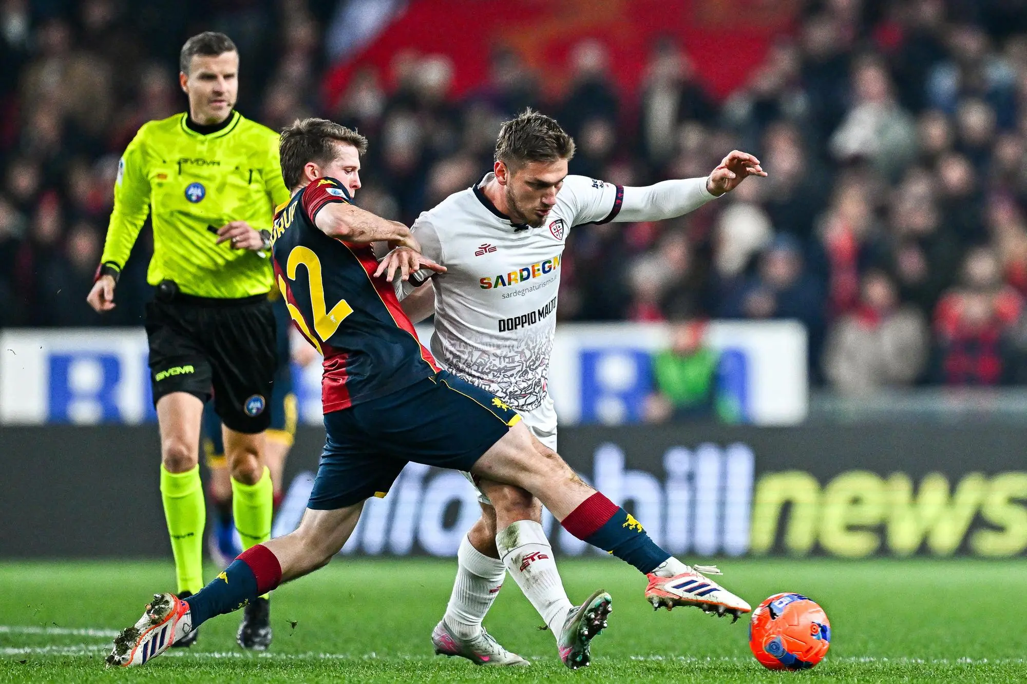 Morten Frendrup (a sinistra), autore del raddoppio di Genoa-Cagliari, contrasta Semih Kılıçsoy (foto Ansa)