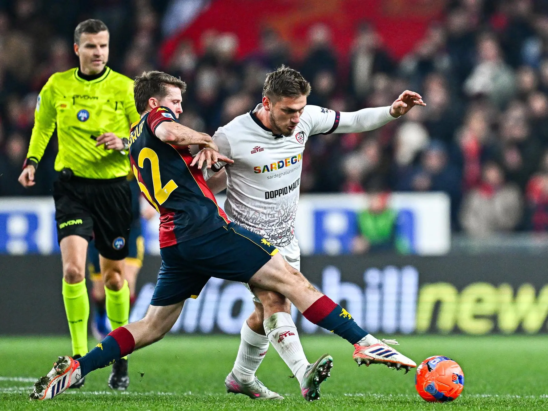 Morten Frendrup (a sinistra), autore del raddoppio di Genoa-Cagliari, contrasta Semih Kılıçsoy (foto Ansa)