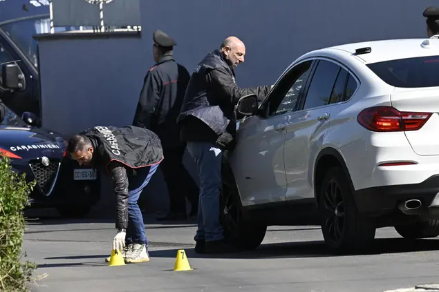 I rilievi dei carabinieri (Ansa)
