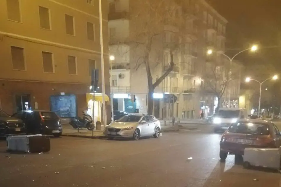 Cassonetti dell'immondizia rovesciati dal vento nella centralissima Via Asproni ( foto Tellini )