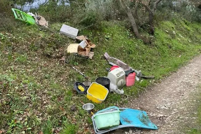 Una discarica abusiva nel sentiero ex strade ferrate di Bottidda (L'Unione Sarda - Tellini)