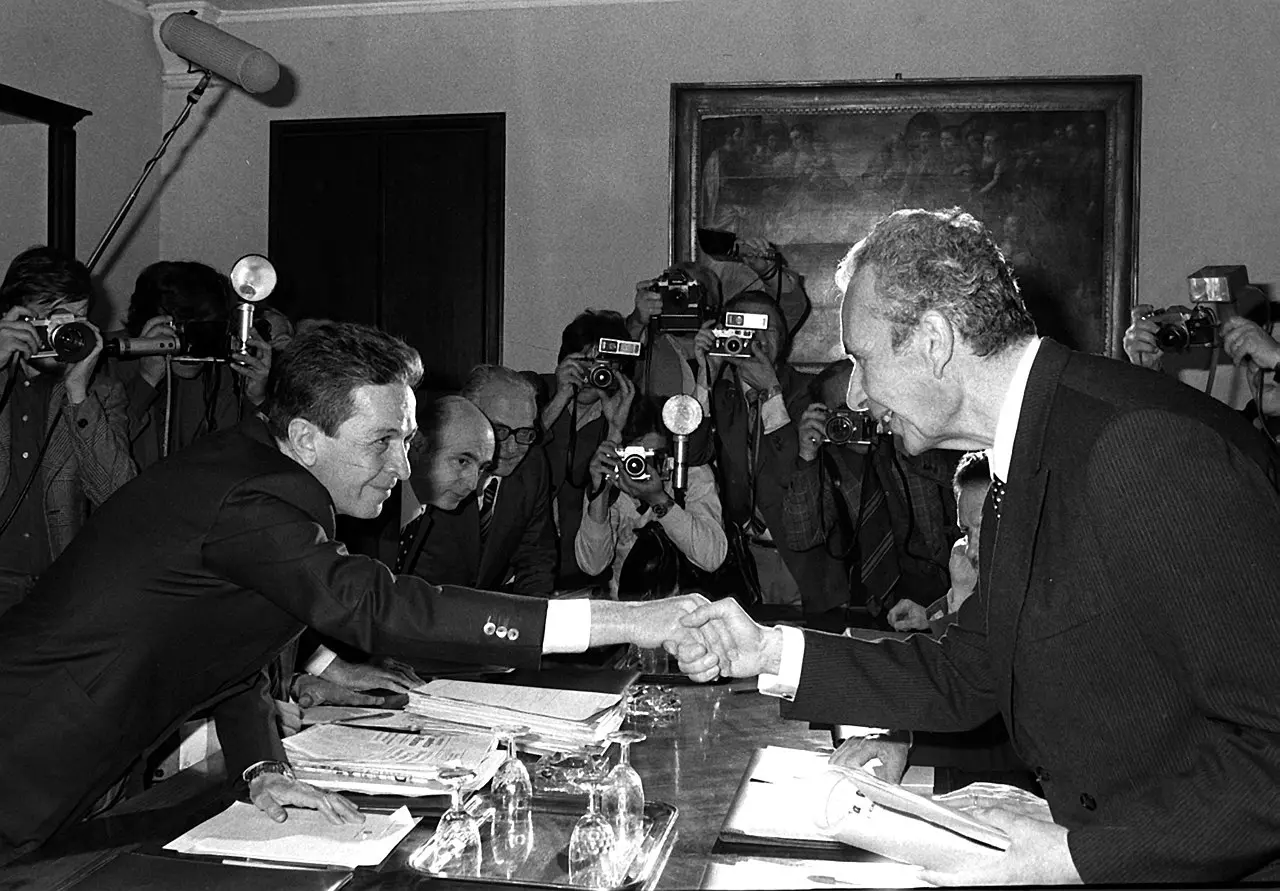 Il compromesso storico e la stretta di mano con Aldo Moro (Ansa)