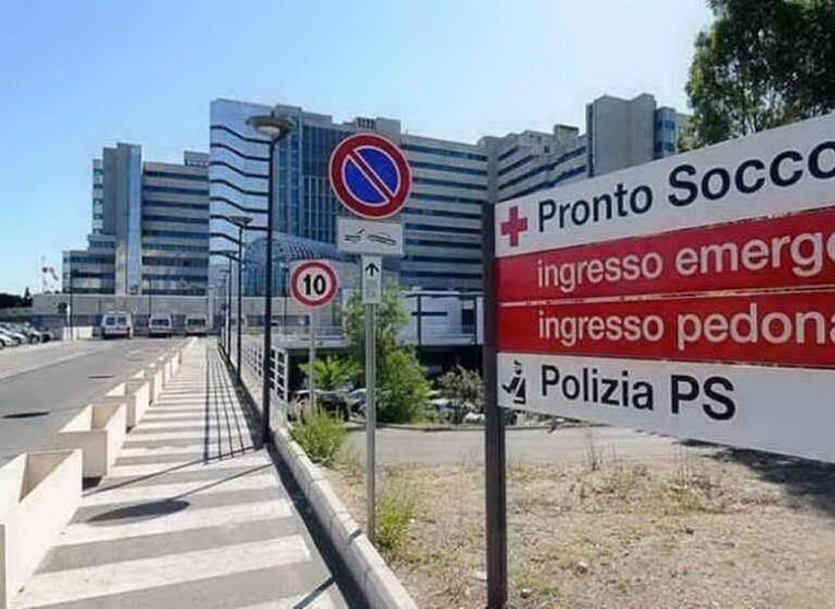Cade dallo scooter, 22enne in ospedale