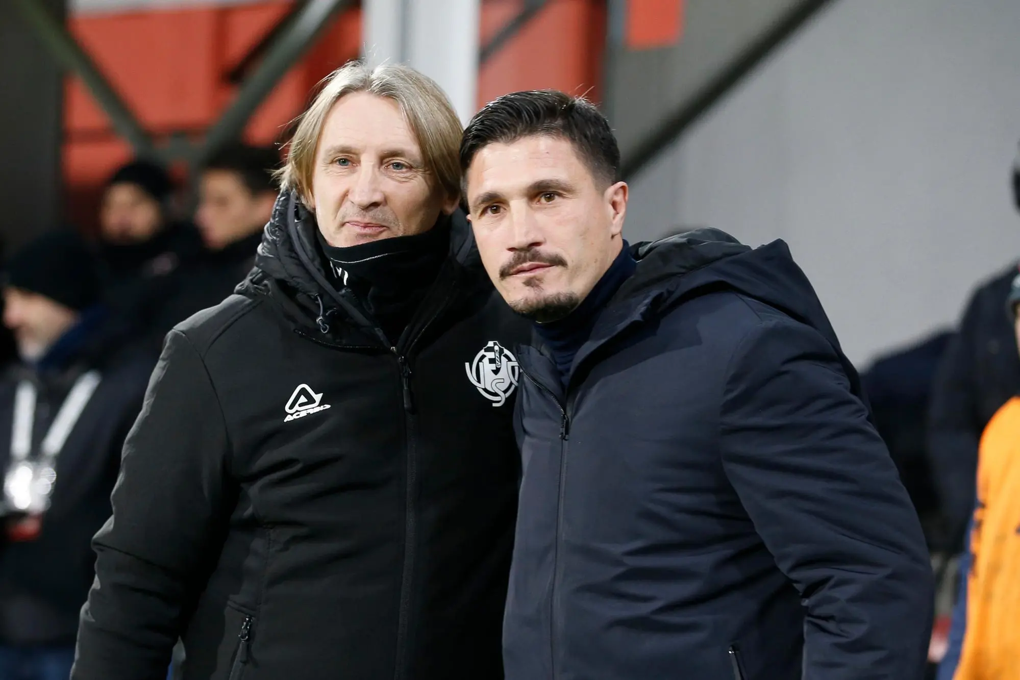 Davide Nicola (a sinistra) con Fabio Pisacane prima di Cremonese-Cagliari (foto Ansa)