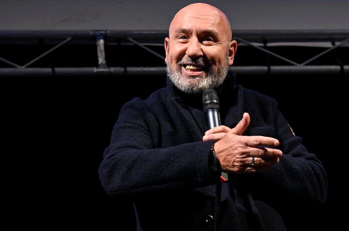 Stalking e diffamazione, Maurizio Battista denunciato dall’ex manager. Il comico: «Truffato da uno sciacallo»