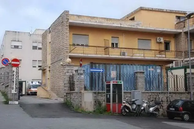 L'ingresso dell'ospedale Paolo Merlo (Archivio L'Unione Sarda)