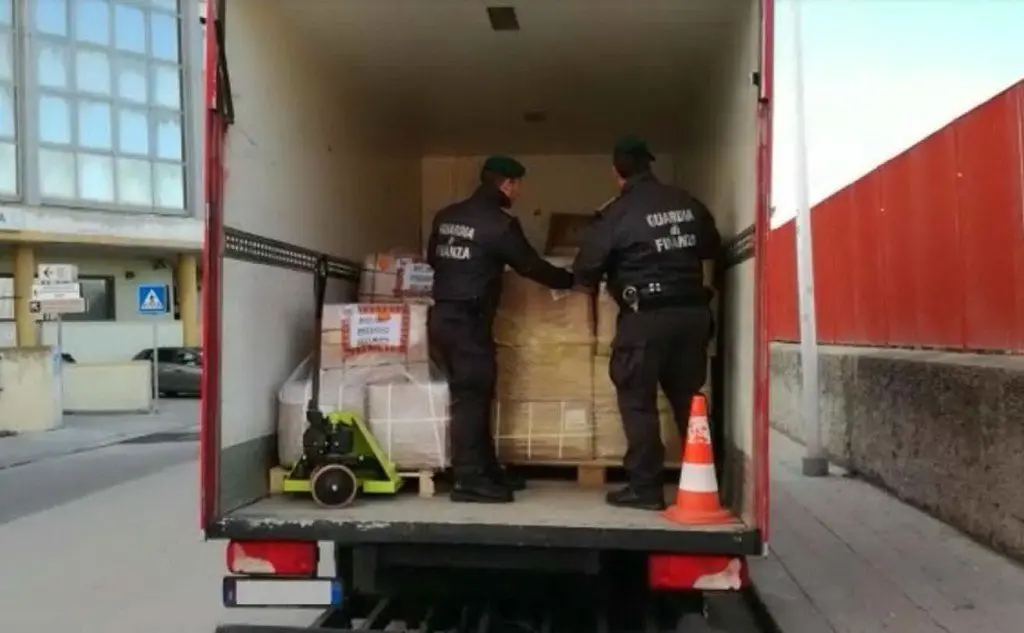 La merce sequestrata in un'azienda del settore tessile