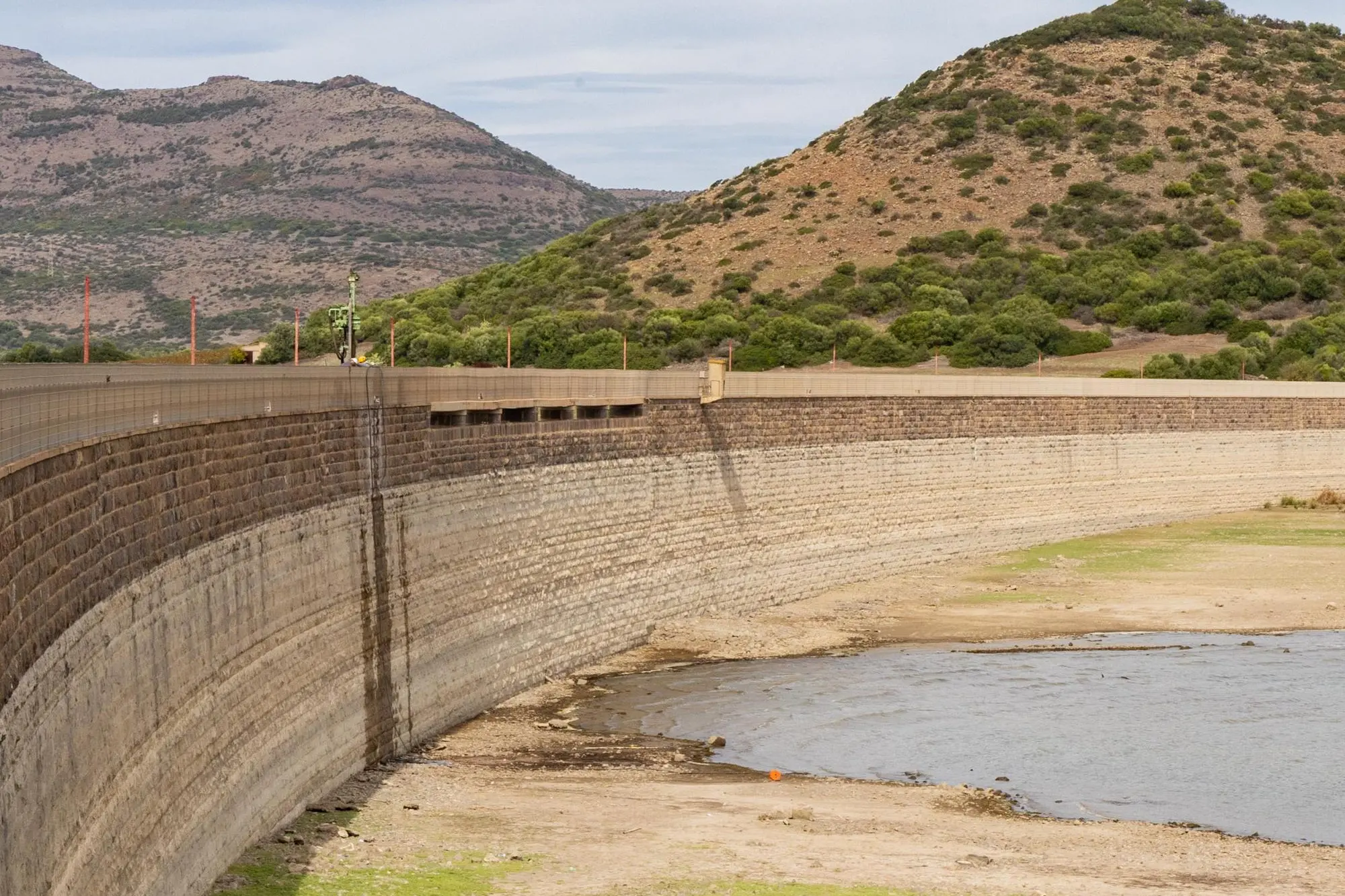 La diga di Monte Pranu (Tratalias) a secco (L'Unione Sarda)