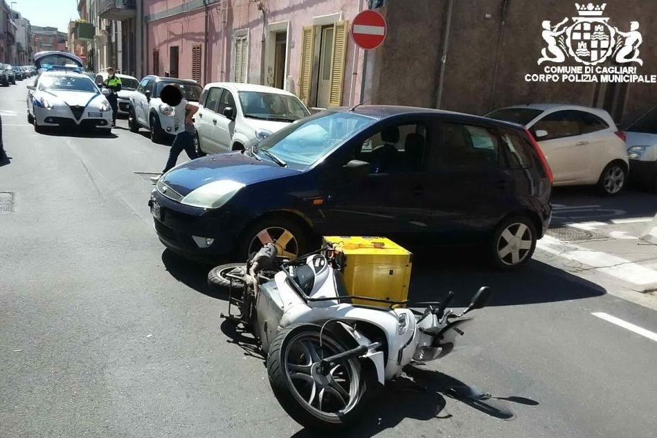 Scontro fra auto e scooter a Pirri, 21enne ferito