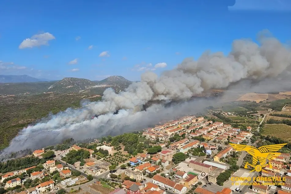 L'incendio a Bacu Abis visto dall'alto (foto vigili del fuoco)
