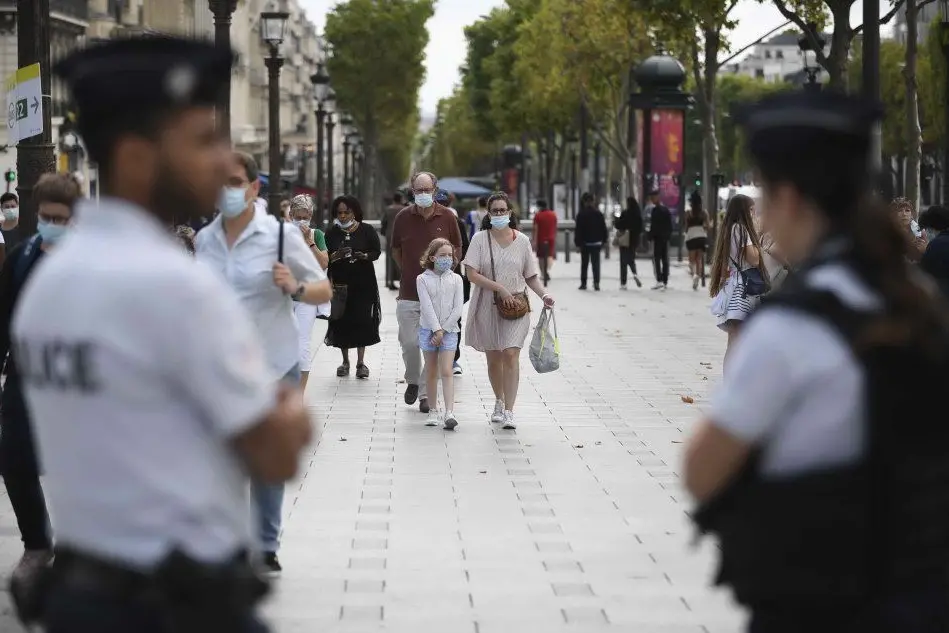 Gli Champs-Elysee, a Parigi (Ansa)