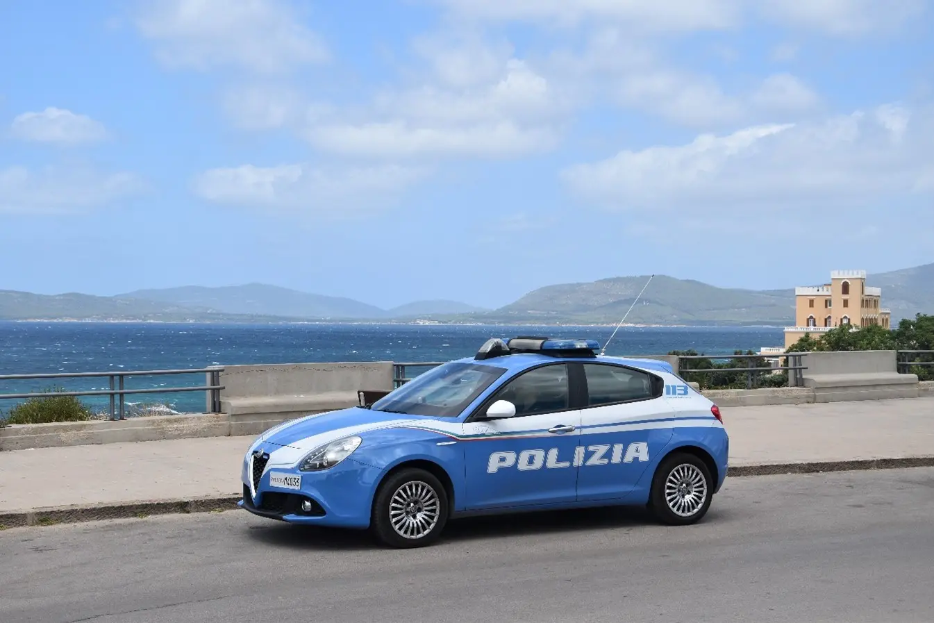 Una volante della polizia ad Alghero