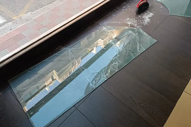 La spaccata in via Corelli (foto L'Unione Sarda)
