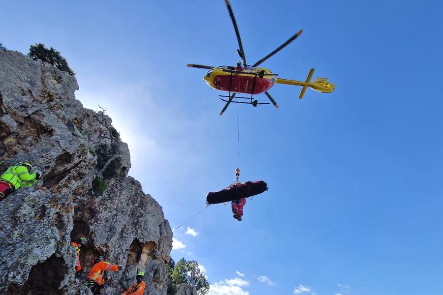 Vite da salvare in zone impervie: esercitazione per gli specialisti dell’elisoccorso in Sardegna