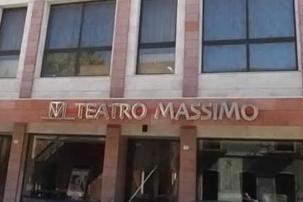 L'ingresso del teatro Massimo (foto da wikimedia)