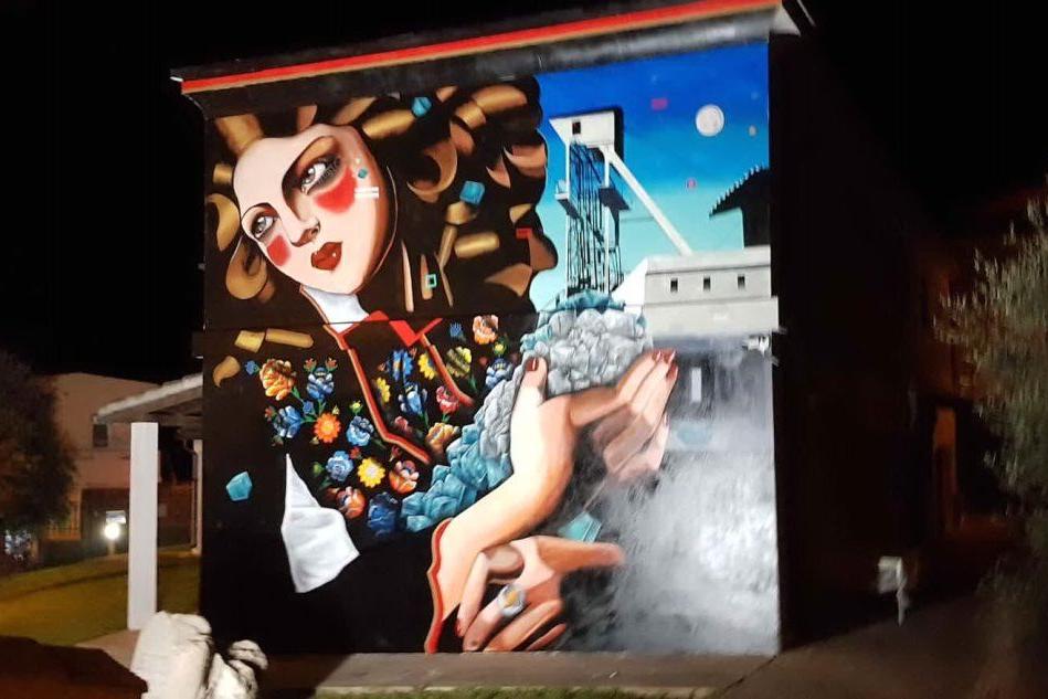 Gli artisti realizzano un murale per le donne di miniera