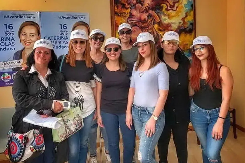Caterina Argiolas con alcune sostenitrici (da Facebook)