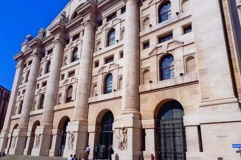 Palazzo Mezzanotte (foto Ansa)