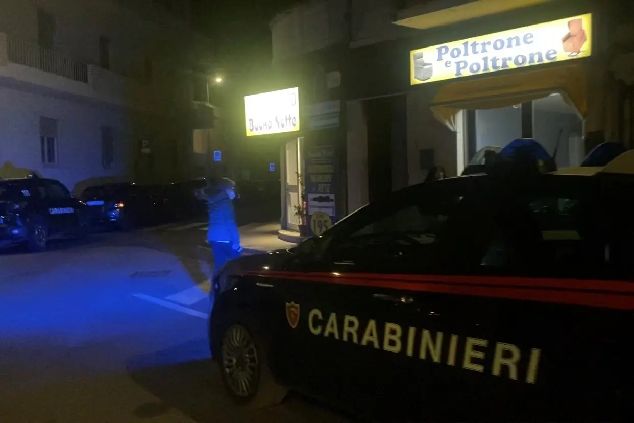 I Carabinieri davanti alla casa di via Sassari dove era avvenuta la lite (foto Pinna)