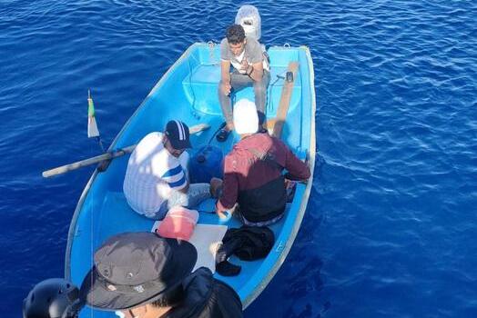 I tre migranti intercettati a bordo di un barchino (Ansa)