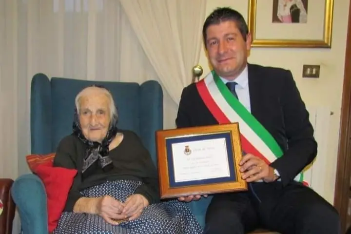 Zia Gavina Grillo con il sindaco Antonio Sau (foto concessa)
