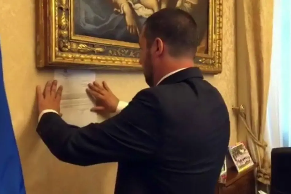 Salvini attacca al muro del suo ufficio l'avviso di garanzia ricevuto dai pm