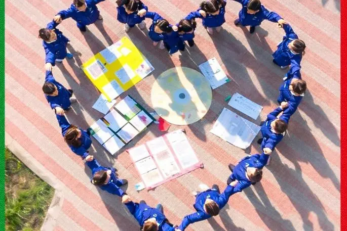 Gli scolari con la loro opera