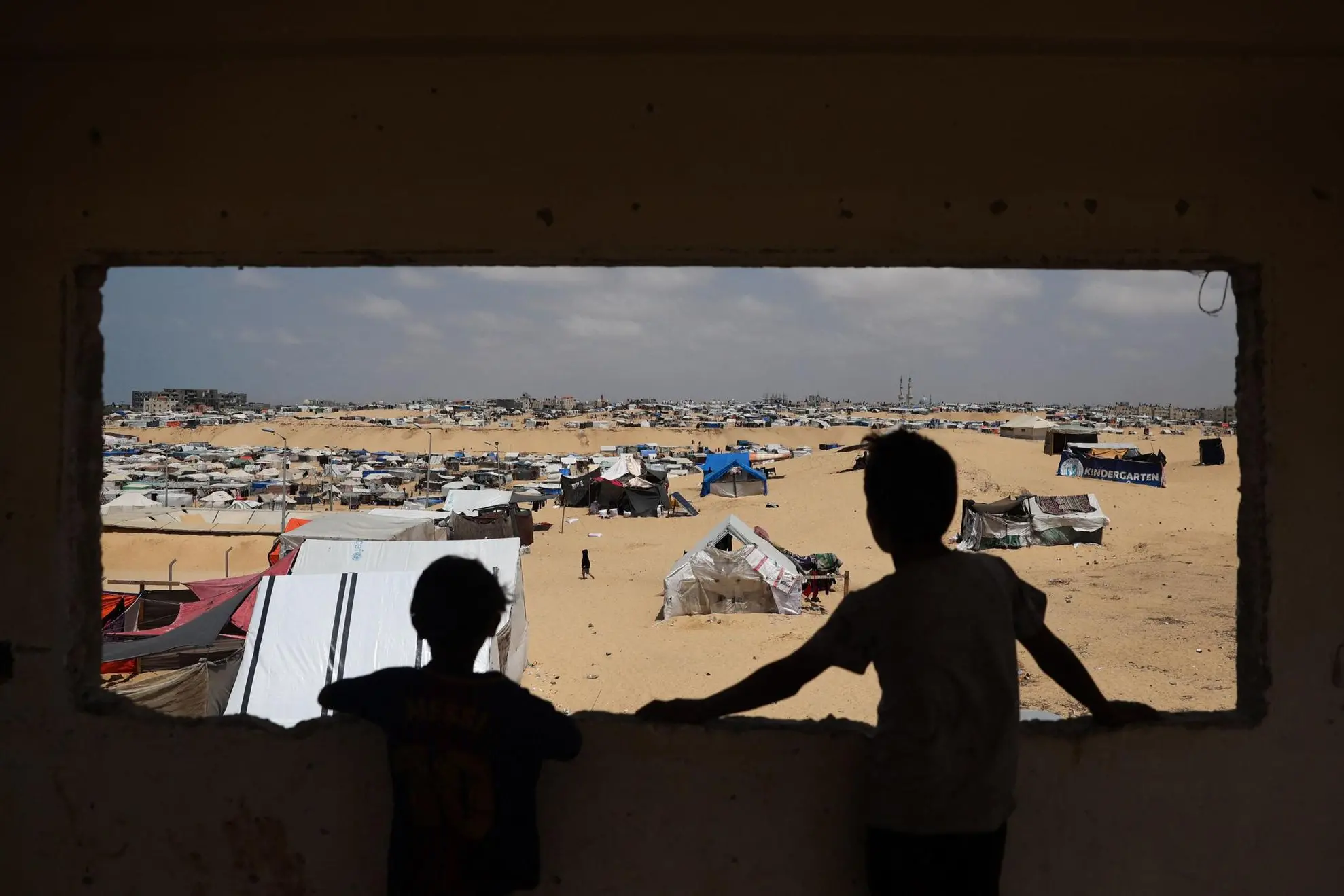 Bambini palestinesi in un campo a Rafah (Ansa)