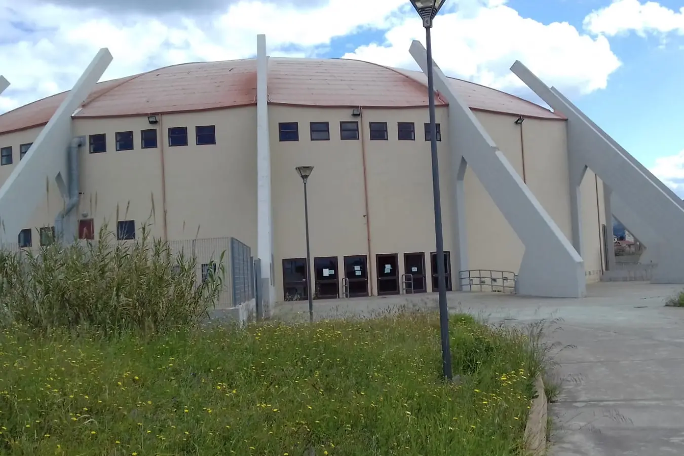Il palasport di via delle Cernitrici. (foto Scano)