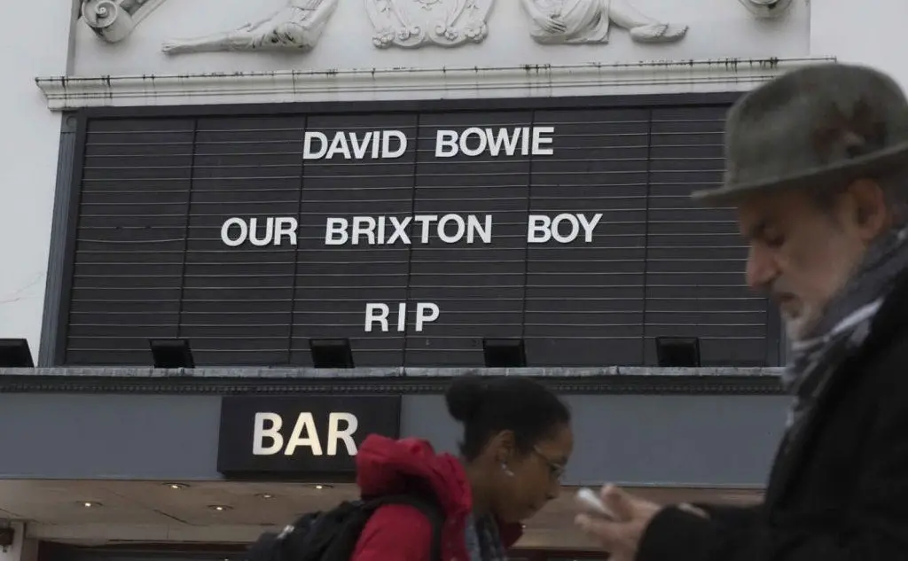 È nato a Brixton, sobborgo sud di Londra, nel 1947
