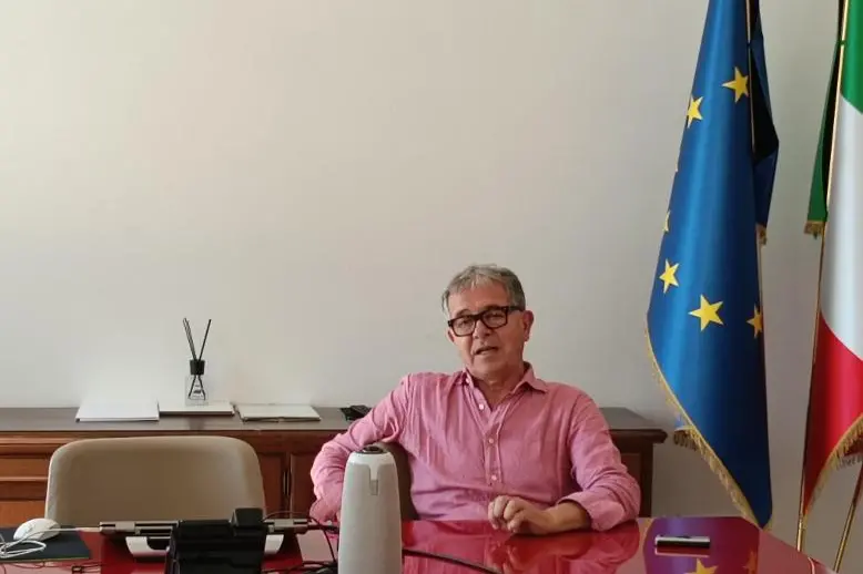 Il sindaco di Olbia Settimo Nizzi durante la conferenza stampa (foto Ilenia Giagnoni)