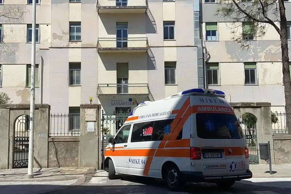 L'arrivo di un Covid positivo al Policlinico di Sassari (foto G. Calvi)