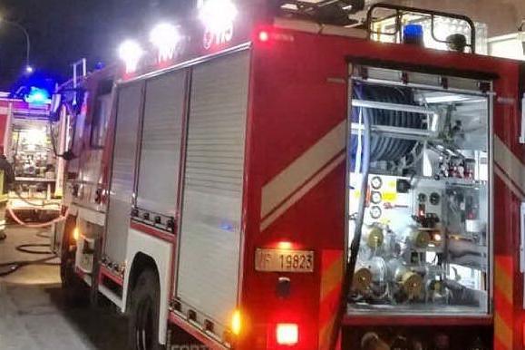 Santu Lussurgiu, incendio distrugge due macchine in un garage