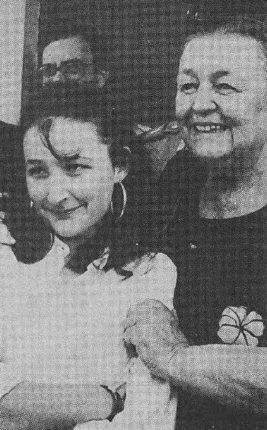 Una delle prime foto di Esteranne dopo la liberazione insieme alla nonna
