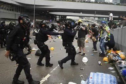 Hong Kong, scontri fra polizia e manifestanti