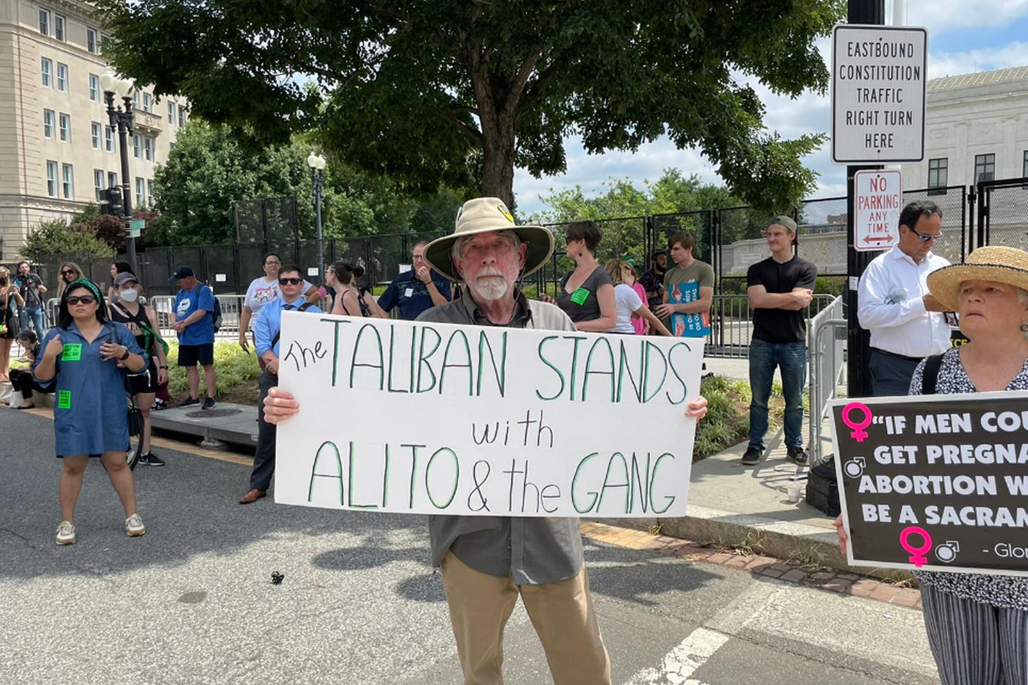 Una manifestante con un cartello di fronte la Corte Suprema degli Stati Uniti, 24 giugno 2022. ANSA/GUERRERA
