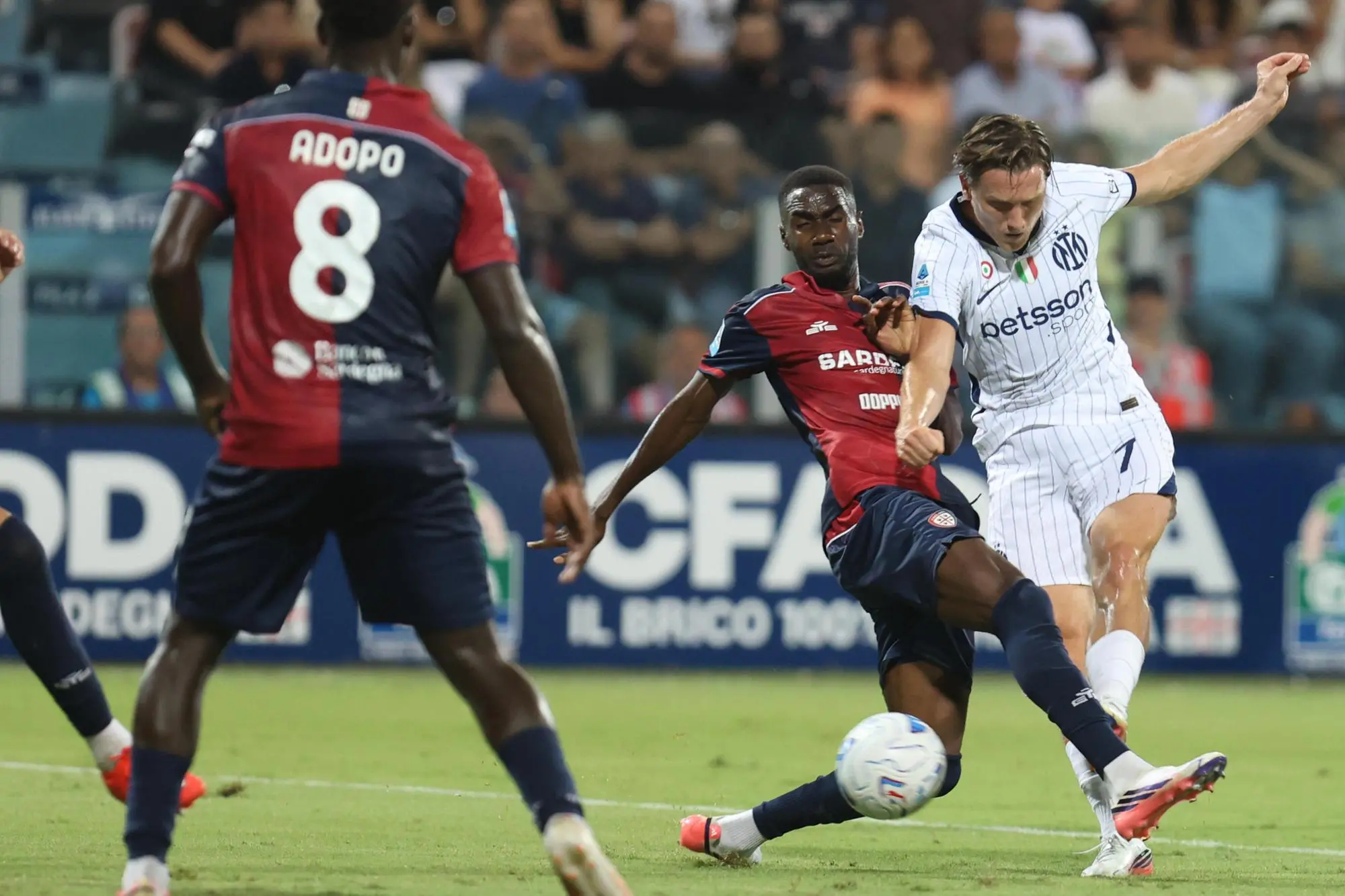 Cagliari’s Aliu Federa (L) and Inter’s Piotr Zielinski (R) in action during Italian Serie A soccer match Cagliari calcio vs FC Inter at the Unipol Domus in Cagliari, Italy, 30 August 2026 ANSA/FABIO MURRU
