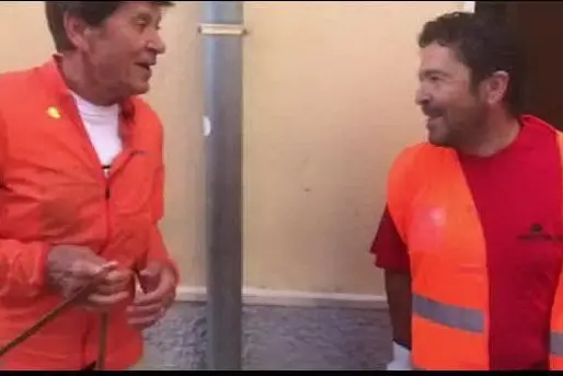 Gianni Morandi duetta con un operatore ecologico a Carloforte