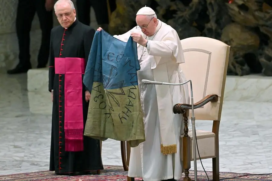 Papa Francesco con la bandiera ucraina (Ansa)