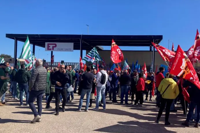 Una protesta dei lavoratori a Porto Torres (foto Pala)