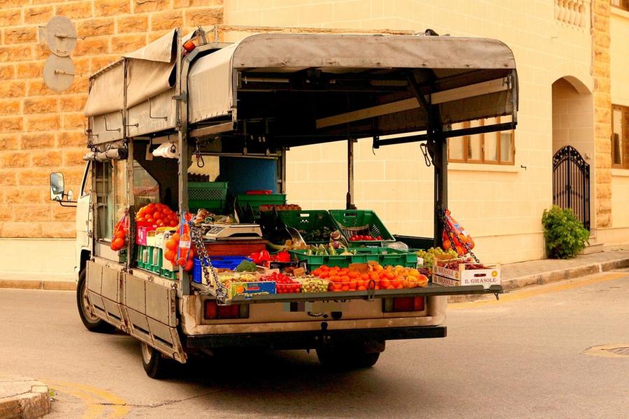 Tempio: dipendente comunale vende frutta mentre è in malattia, a processo